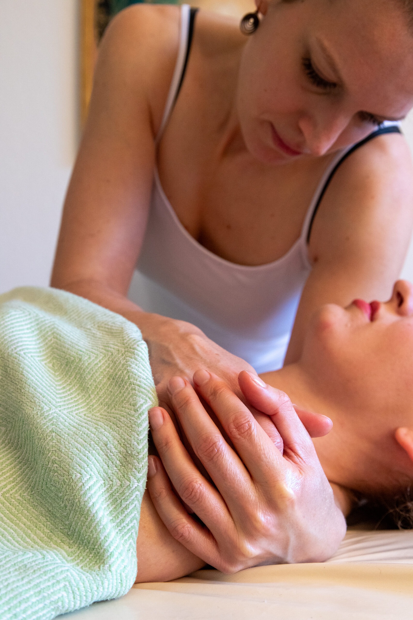 lomi lomi Massage Hand an der Schulter - Johanna Reinke