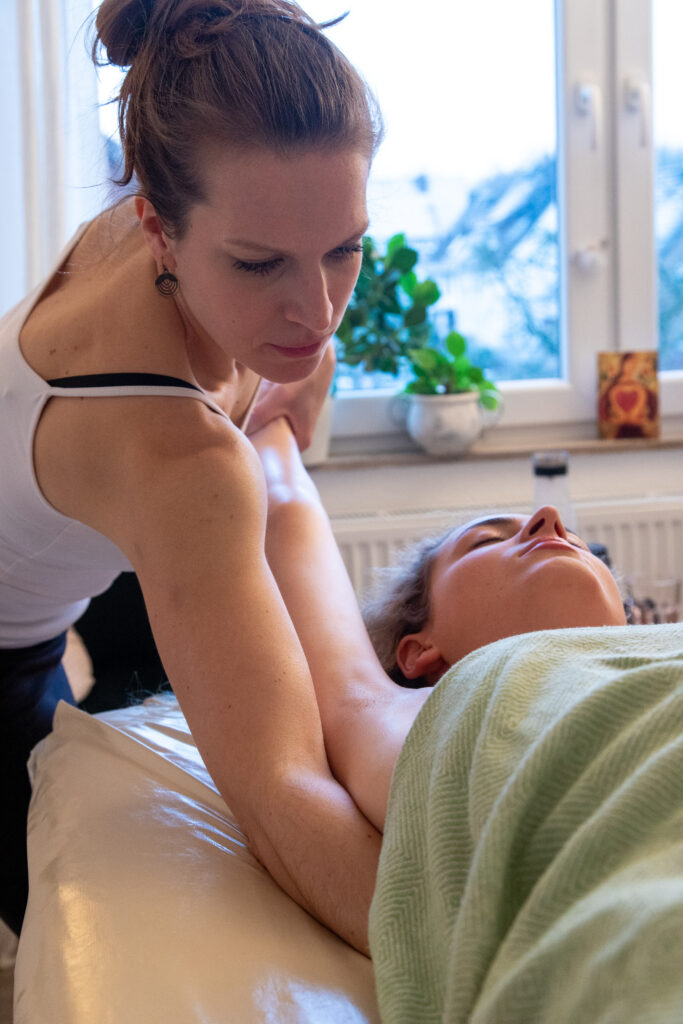 johanna reinke lomilomi 12 johanna arm
